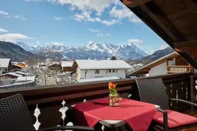 Ein allgemeiner Bergblick oder ein Berglick von der Pension aus