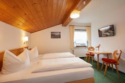 Ein Bett oder Betten in einem Zimmer der Unterkunft Gästehaus Zugspitz - Zimmer ohne Verpflegung
