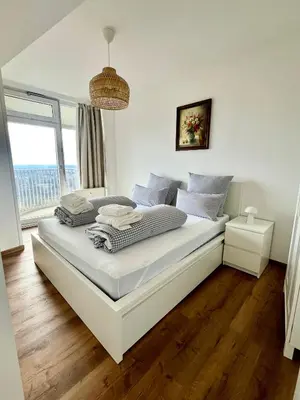 Ein Bett oder Betten in einem Zimmer der Unterkunft Hoteltower-Suite Augsburg I 23rd floor I fantastic view I central