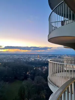 Ein Balkon oder eine Terrasse in der Unterkunft Hoteltower-Suite Augsburg I 23rd floor I fantastic view I central