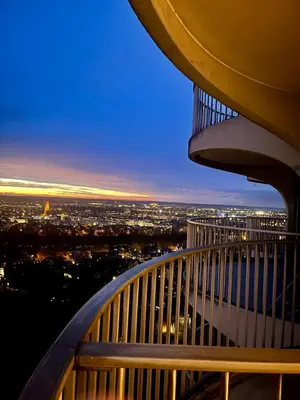 Ein Balkon oder eine Terrasse in der Unterkunft Hoteltower-Suite Augsburg I 23rd floor I fantastic view I central