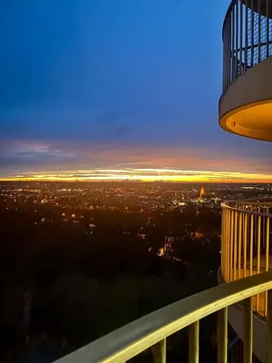 Ein Balkon oder eine Terrasse in der Unterkunft Hoteltower-Suite Augsburg I 23rd floor I fantastic view I central