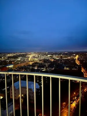 Ein Balkon oder eine Terrasse in der Unterkunft Hoteltower-Suite Augsburg I 23rd floor I fantastic view I central