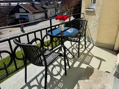 Ein Balkon oder eine Terrasse in der Unterkunft Liebelei Miesbach Boutique Apartment - 2 Min zum Bahnhof, eigener Parkplatz