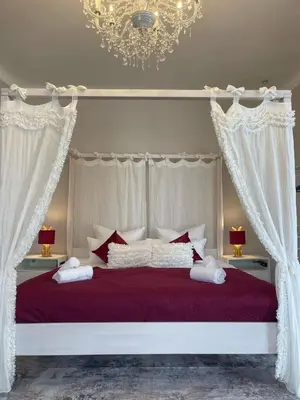 Ein Bett oder Betten in einem Zimmer der Unterkunft Liebelei Miesbach Boutique Apartment - 2 Min zum Bahnhof, eigener Parkplatz