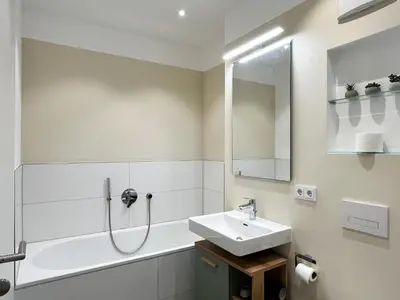 Ein Badezimmer in der Unterkunft YUVA HOMES Germering - 100m2 - nahe München - 2 Bäder - S-Bahn