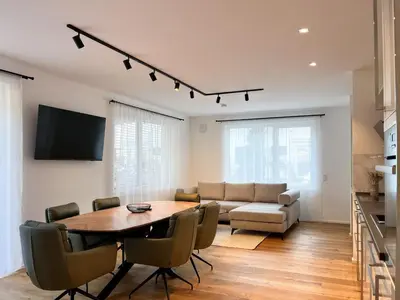 Ein Sitzbereich in der Unterkunft YUVA HOMES Germering - 100m2 - nahe München - 2 Bäder - S-Bahn