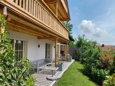 Ein Garten an der Unterkunft Alz-Apartment