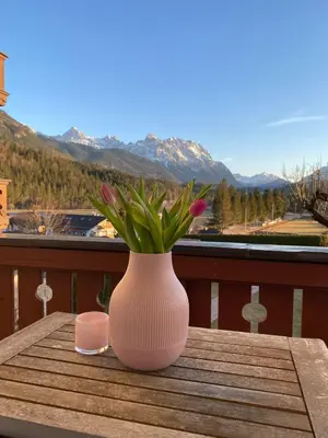 Ein allgemeiner Bergblick oder ein Berglick von der Ferienwohnung aus