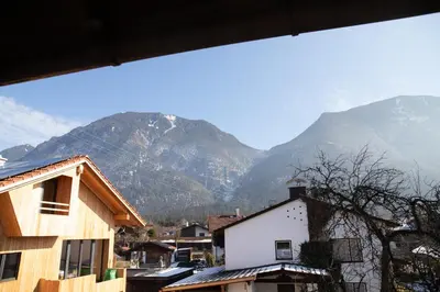 Ein allgemeiner Bergblick oder ein Berglick von der Ferienwohnung aus