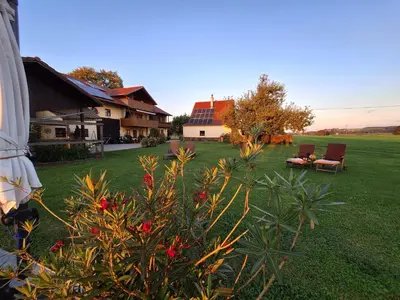 Ein Garten an der Unterkunft Apartement Nähe München