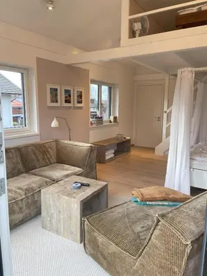 Ein Sitzbereich in der Unterkunft FÜNF ROSEN Boutique Apartment - Bio-Ferienwohnung am Staffelsee im Blauen Land