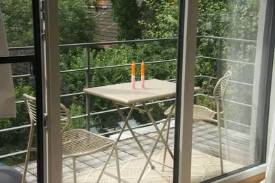 Ein Balkon oder eine Terrasse in der Unterkunft FÜNF ROSEN Boutique Apartment - Bio-Ferienwohnung am Staffelsee im Blauen Land