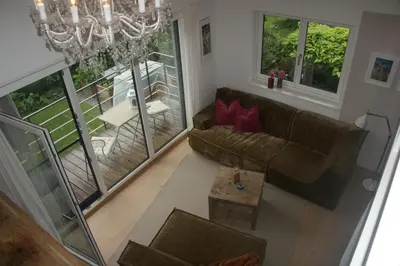 Ein Sitzbereich in der Unterkunft FÜNF ROSEN Boutique Apartment - Bio-Ferienwohnung am Staffelsee im Blauen Land