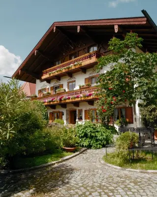 Das Gebäude in dem sich das Gasthaus befindet