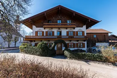 Das Gebäude in dem sich das Gasthaus befindet
