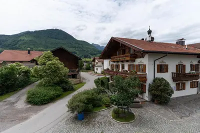 Ein allgemeiner Bergblick oder ein Berglick von des Gasthauses aus