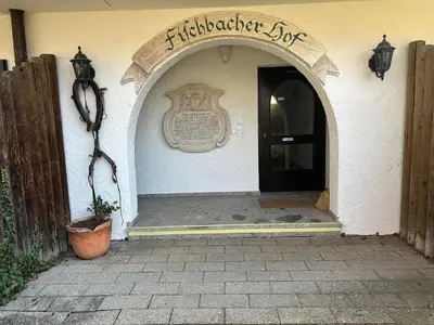 Eine Fassade oder ein Eingang zu Fischbacher Hof Studio Nr 9