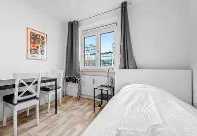 Ein Bett oder Betten in einem Zimmer der Unterkunft 8 min per U-Bahn zum Marienplatz - 120 qm Schwabing - 3 SZ - 2 Bäder - 9 Personen