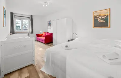 Ein Bett oder Betten in einem Zimmer der Unterkunft 8 min per U-Bahn zum Marienplatz - 120 qm Schwabing - 3 SZ - 2 Bäder - 9 Personen