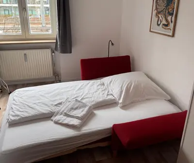 Ein Bett oder Betten in einem Zimmer der Unterkunft 8 min per U-Bahn zum Marienplatz - 120 qm Schwabing - 3 SZ - 2 Bäder - 9 Personen