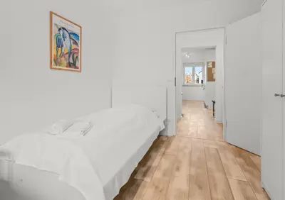 Ein Bett oder Betten in einem Zimmer der Unterkunft 8 min per U-Bahn zum Marienplatz - 120 qm Schwabing - 3 SZ - 2 Bäder - 9 Personen