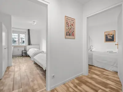 Ein Bett oder Betten in einem Zimmer der Unterkunft 8 min per U-Bahn zum Marienplatz - 120 qm Schwabing - 3 SZ - 2 Bäder - 9 Personen