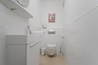 Ein Badezimmer in der Unterkunft 8 min per U-Bahn zum Marienplatz - 120 qm Schwabing - 3 SZ - 2 Bäder - 9 Personen