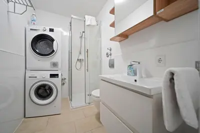 Ein Badezimmer in der Unterkunft 8 min per U-Bahn zum Marienplatz - 120 qm Schwabing - 3 SZ - 2 Bäder - 9 Personen