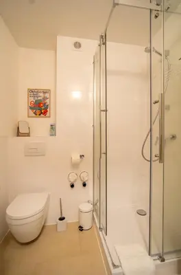 Ein Badezimmer in der Unterkunft 8 min per U-Bahn zum Marienplatz - 120 qm Schwabing - 3 SZ - 2 Bäder - 9 Personen