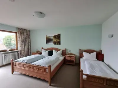 Ein Bett oder Betten in einem Zimmer der Unterkunft Gästehaus Radlerhof