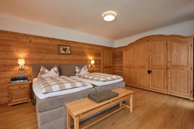 Ein Bett oder Betten in einem Zimmer der Unterkunft Gästehaus Isartal