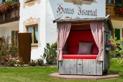 Ein Garten an der Unterkunft Gästehaus Isartal
