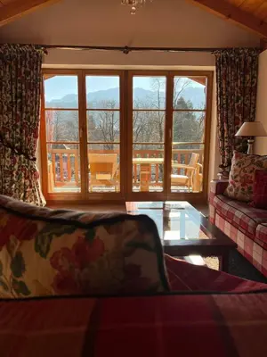 Ein Sitzbereich in der Unterkunft Ferienwohnung Kaiserblick Garmisch-Partenkirchen
