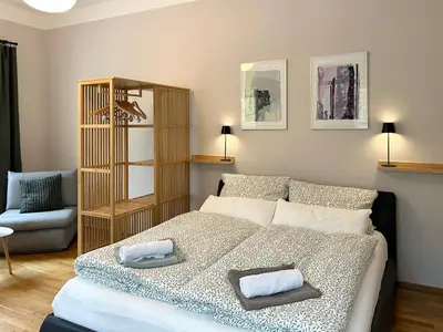 Ein Bett oder Betten in einem Zimmer der Unterkunft Happy Künstlerflair