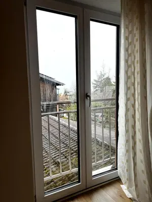 Ein Balkon oder eine Terrasse in der Unterkunft Zentrale Wohnen im Grünen auf dem Berg