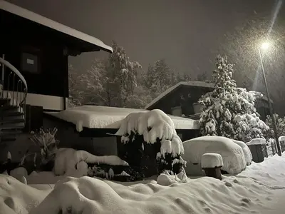 Zentrale Wohnen im Grünen auf dem Berg im Winter