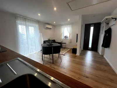 Ein Sitzbereich in der Unterkunft Zentrale Wohnen im Grünen auf dem Berg