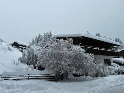 Zentrale Wohnen im Grünen auf dem Berg im Winter