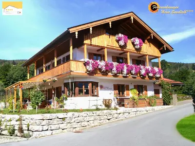 Das Gebäude in dem sich die Ferienwohnung befindet