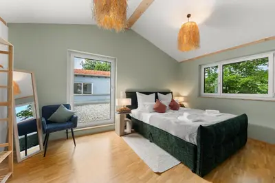 Ein Bett oder Betten in einem Zimmer der Unterkunft Flussperle Miesbach - Entspannung pur, direkt an der Schlierach, Vollküche, kostenfreies Parken
