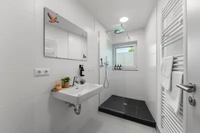 Ein Badezimmer in der Unterkunft Flussperle Miesbach - Entspannung pur, direkt an der Schlierach, Vollküche, kostenfreies Parken