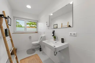 Ein Badezimmer in der Unterkunft Flussperle Miesbach - Entspannung pur, direkt an der Schlierach, Vollküche, kostenfreies Parken