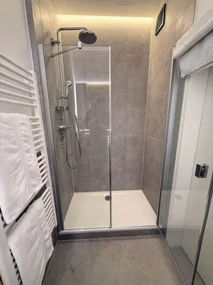 Ein Badezimmer in der Unterkunft BeckHomes Munich, New, central 2BR Apartment with Terrace