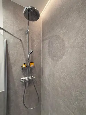 Ein Badezimmer in der Unterkunft BeckHomes Munich, New, central 2BR Apartment with Terrace