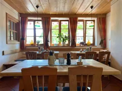 Ein Sitzbereich in der Unterkunft Gasthaus Kampenwand