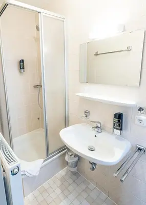 Ein Badezimmer in der Unterkunft Gasthaus Kampenwand