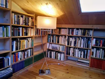 Die Bibliothek in der Villa