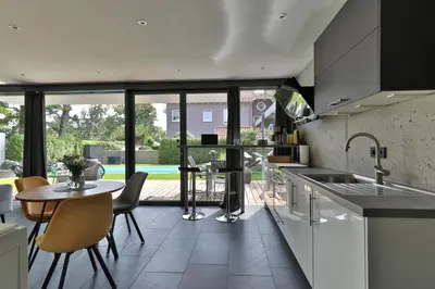 Küche/Küchenzeile in der Unterkunft Modernes Studio-Apartment - Gartenblick