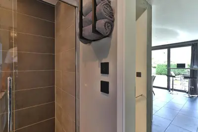 Ein Badezimmer in der Unterkunft Modernes Studio-Apartment - Gartenblick